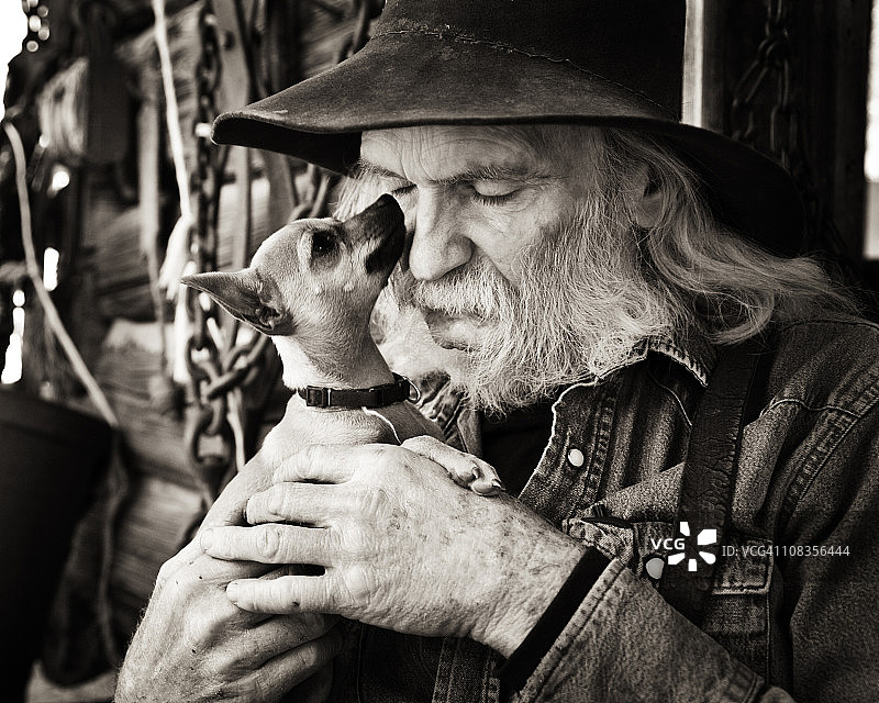 饱经风霜的牛仔和他的狗图片素材