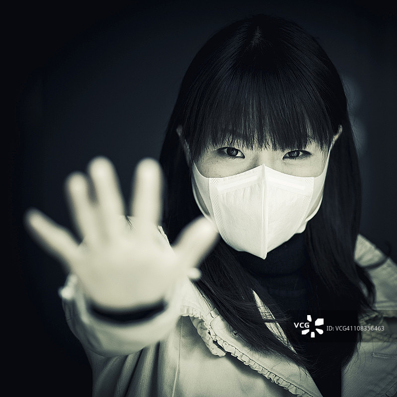 戴外科口罩的年轻日本女孩图片素材