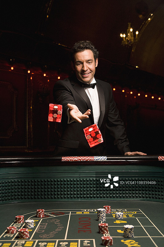 男人在掷骰子图片素材