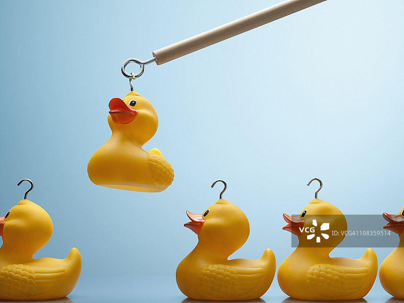 杆子吊起头部带钩的橡皮鸭图片素材