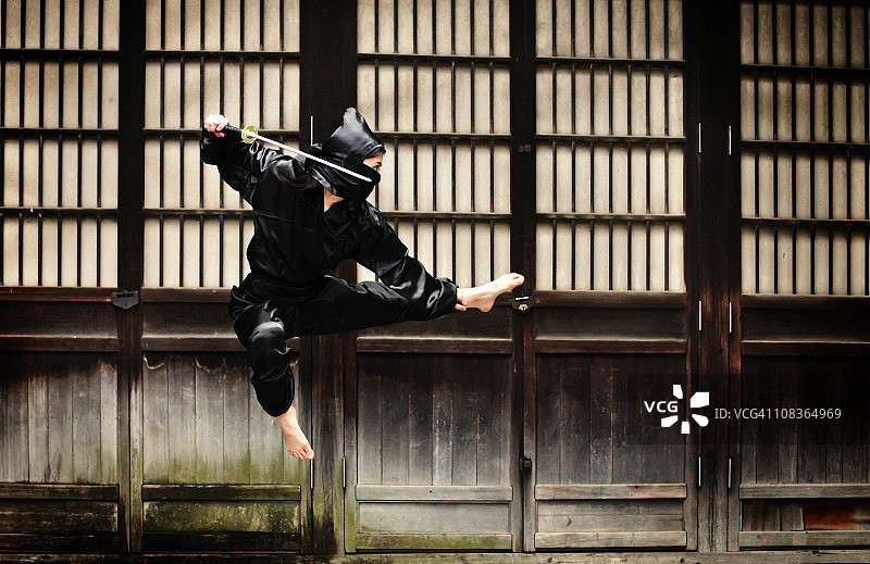 亚洲女人展示她的忍者动作图片素材