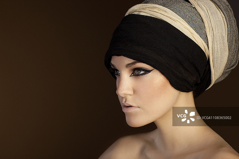 头上戴着围巾的美丽女人图片素材
