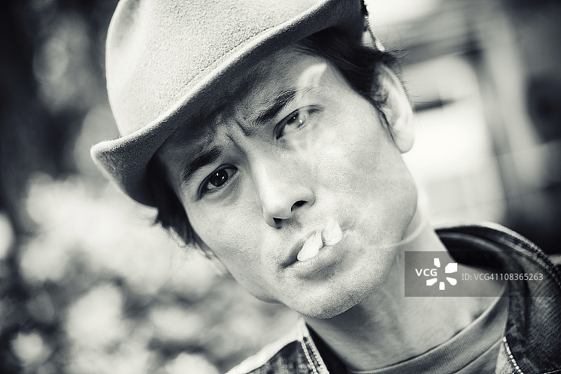 吸烟的日本男人图片素材