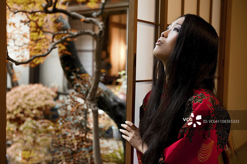一位穿着红色浴衣的美丽日本女子图片素材