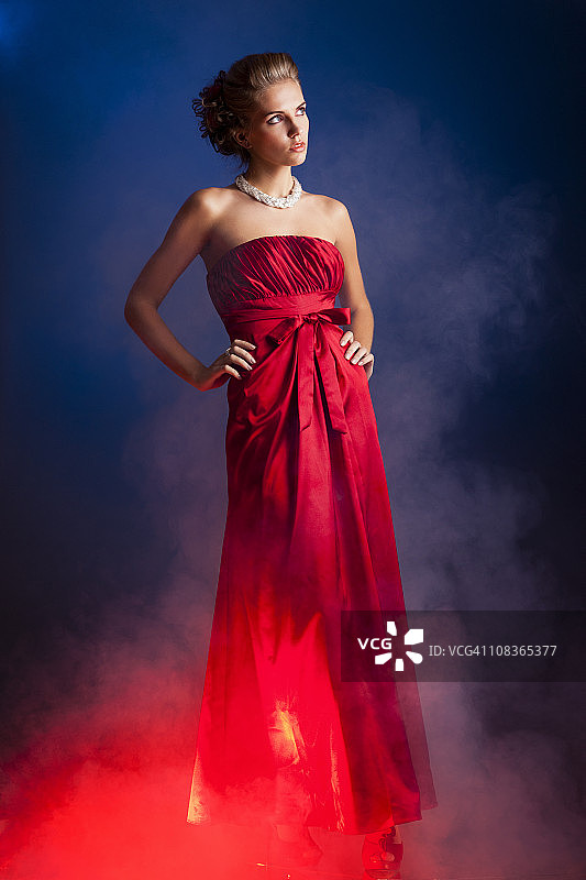穿红色连衣裙的女人图片素材