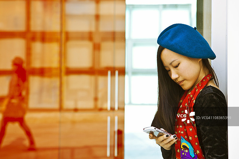 年轻的中国女人发短信图片素材