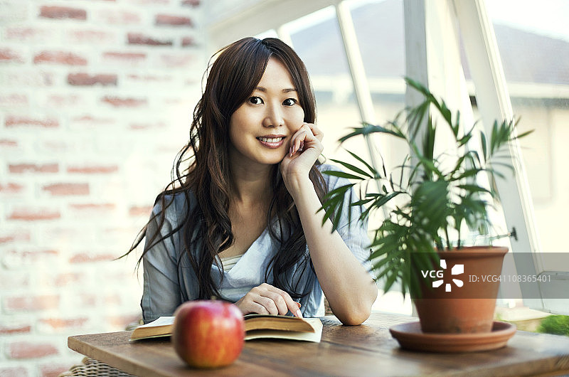 年轻女子在读书图片素材