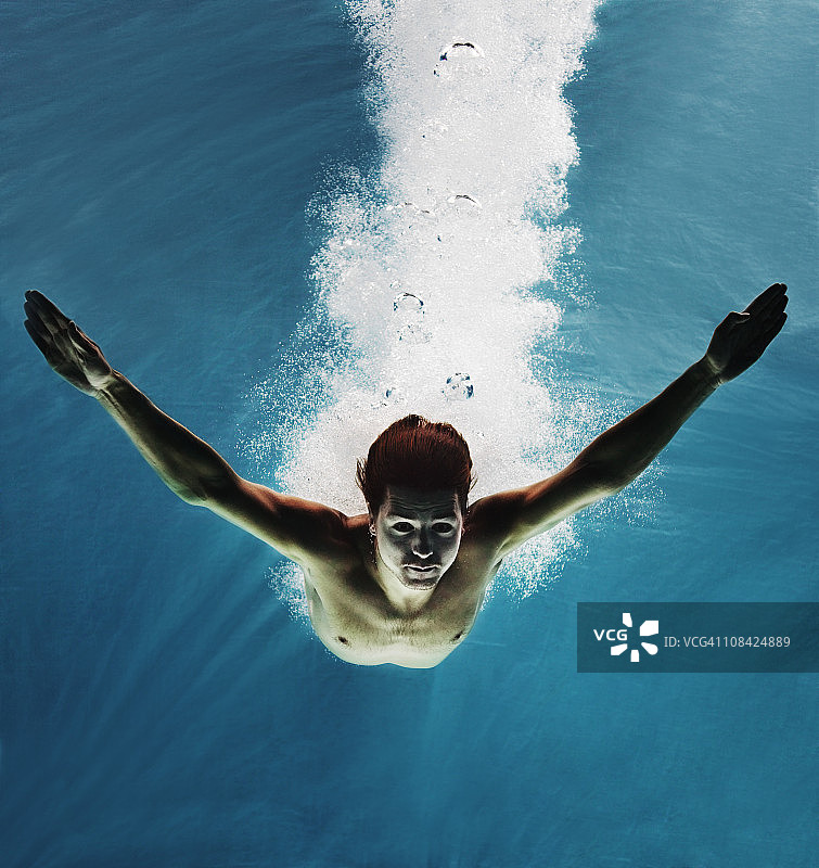 男游泳运动员在水下，有气泡图片素材