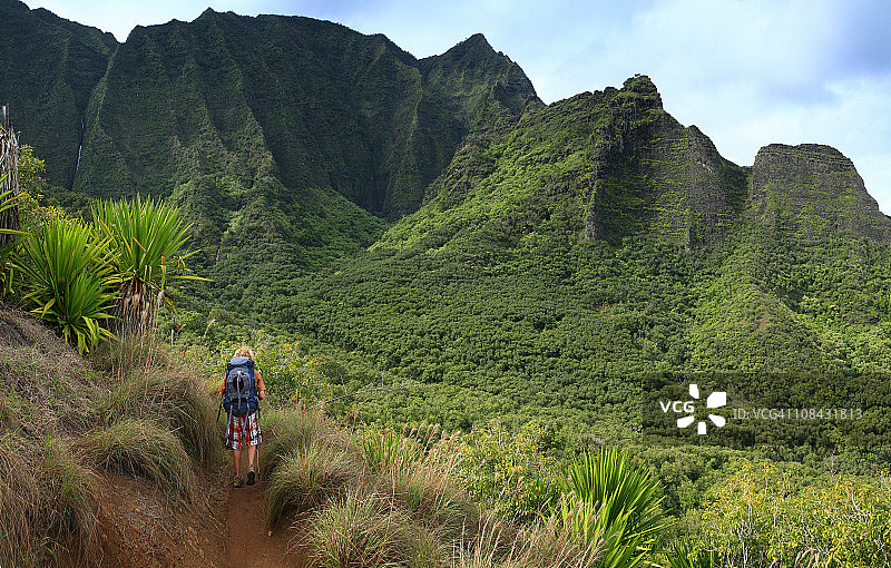 在夏威夷纳帕利海岸卡拉劳步道上的徒步旅行者图片素材