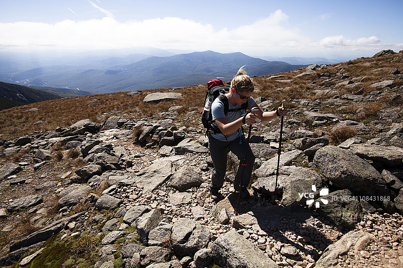 女性徒步旅行者在弗兰科尼亚山脊步道徒步图片素材