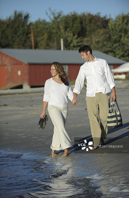 缅因州海滩情侣图片素材