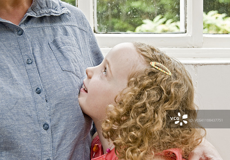 女儿仰望妈妈图片素材