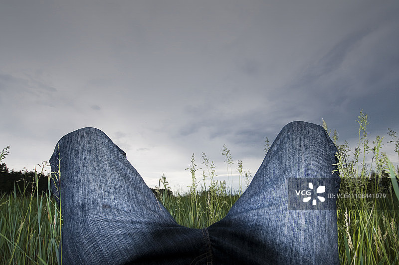 乌克兰基辅地区尼古拉耶夫卡：躺在草地上的年轻人图片素材