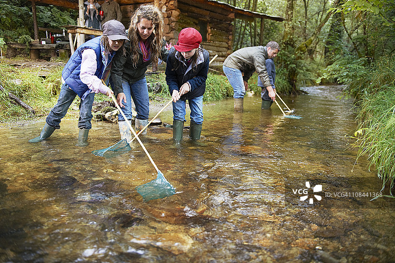 一家人在河里用网捕鱼图片素材