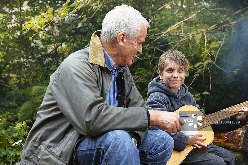祖孙在篝火旁图片素材