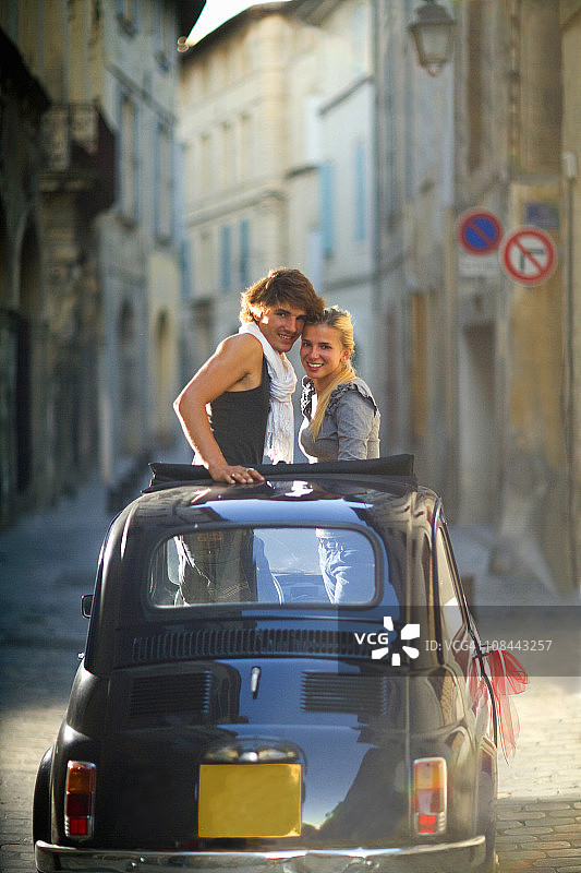 情侣站在汽车天窗前图片素材