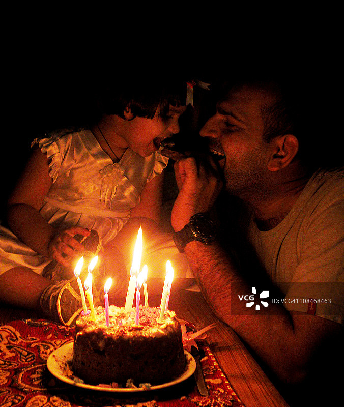 甜蜜的Tezal两岁生日快乐图片素材