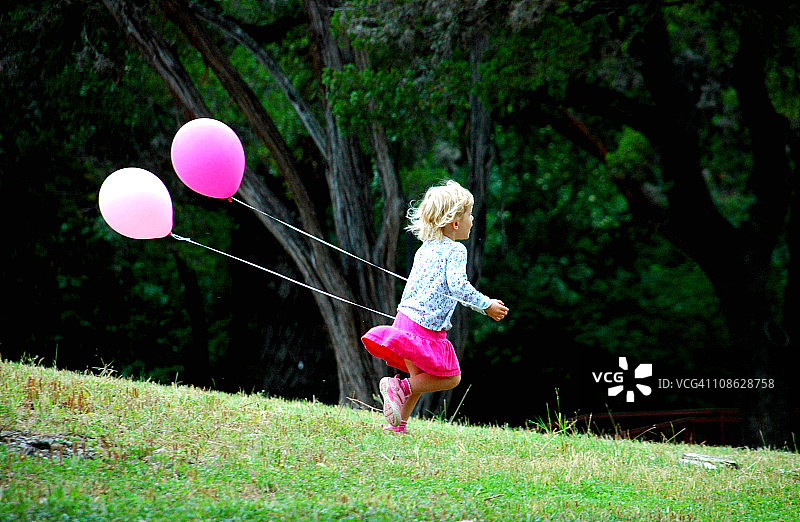 拿着粉色气球奔跑的小女孩图片素材
