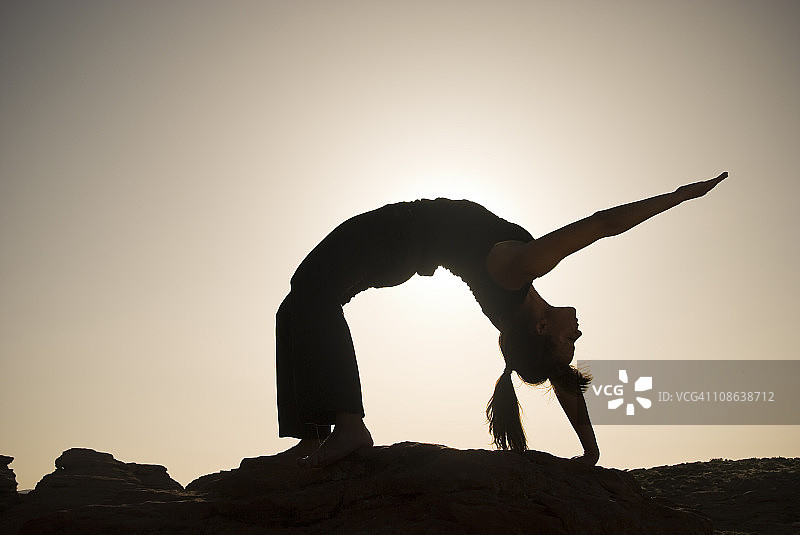 日落瑜伽轮式图片素材