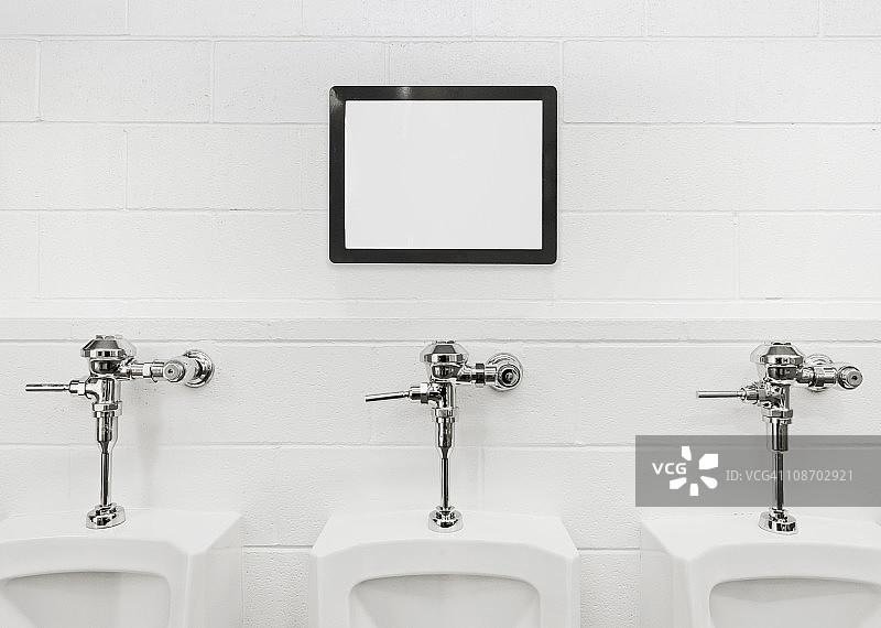 小便池上方的空白标牌图片素材