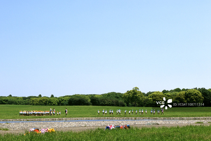日本本州岛东京都葛饰区水元公园里的学生图片素材