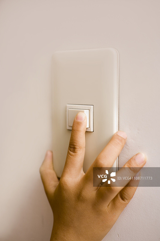 儿童打开电灯开关图片素材