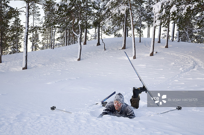 男人滑雪摔倒后被雪覆盖图片素材