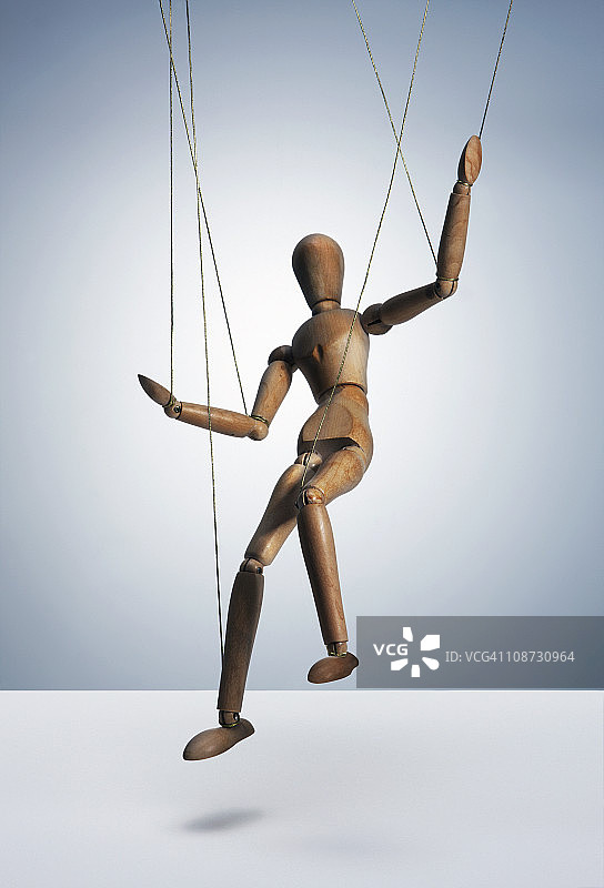 细绳上的木制小人图片素材