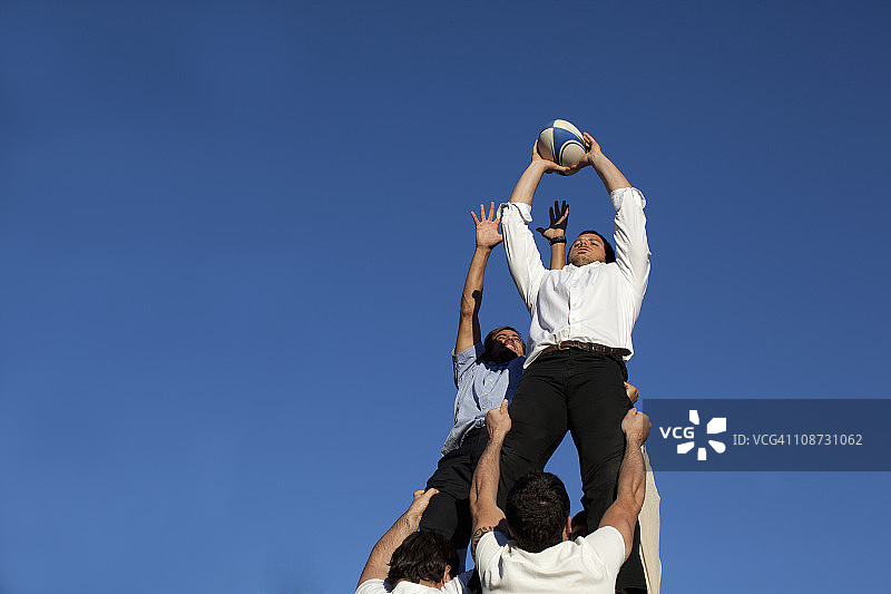 商人玩橄榄球图片素材