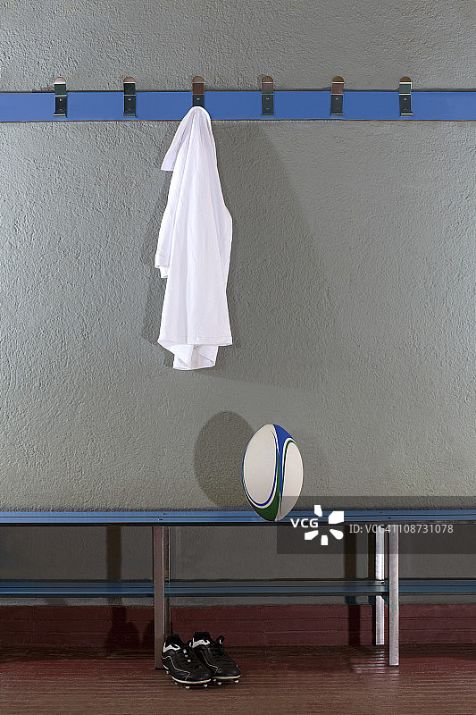 更衣室内的橄榄球服、球和靴子（黑白照片）图片素材