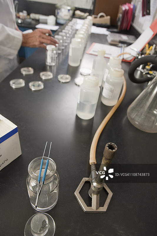科学家在水处理厂的实验室中准备样品瓶图片素材