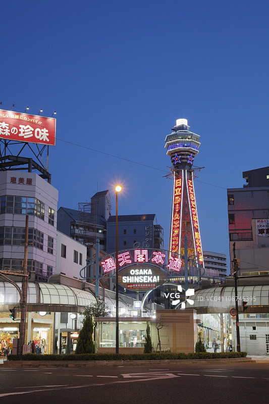 夜晚的通天阁，位于日本本州岛大阪府图片素材