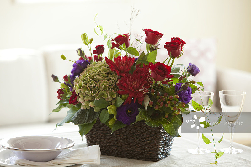 餐桌上的红色花束图片素材