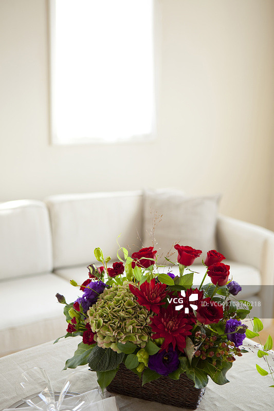 客厅中的红色花束图片素材