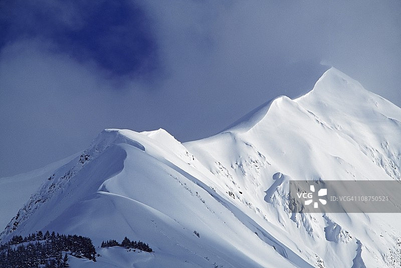 通往山顶的雪檐图片素材