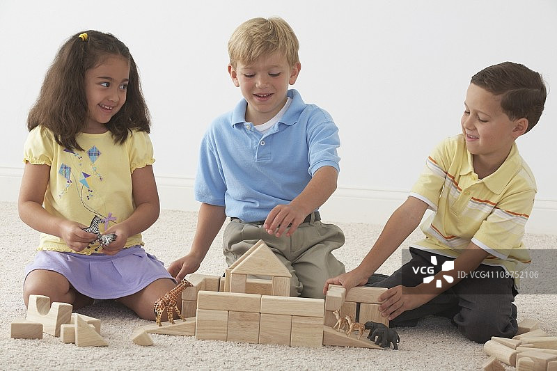 三个孩子用木块搭建诺亚方舟图片素材