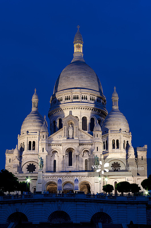 暮色下的圣心大教堂图片素材