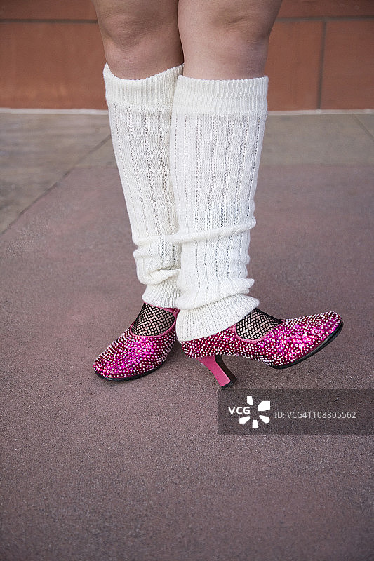 护腿和花式粉色闪光高跟鞋图片素材