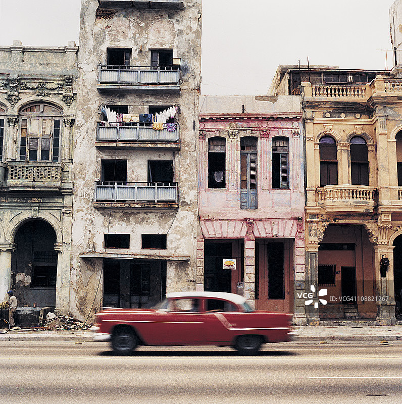 汽车行驶在哈瓦那马雷贡大道上图片素材