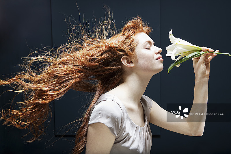 手持百合花的女人图片素材