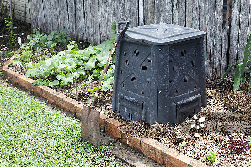 后院菜园中的堆肥箱图片素材