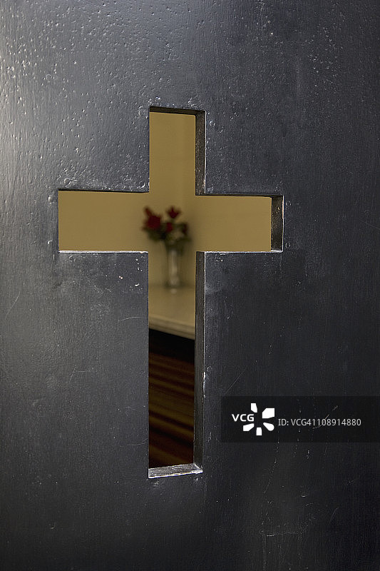 教堂门上十字形镂空细节图片素材