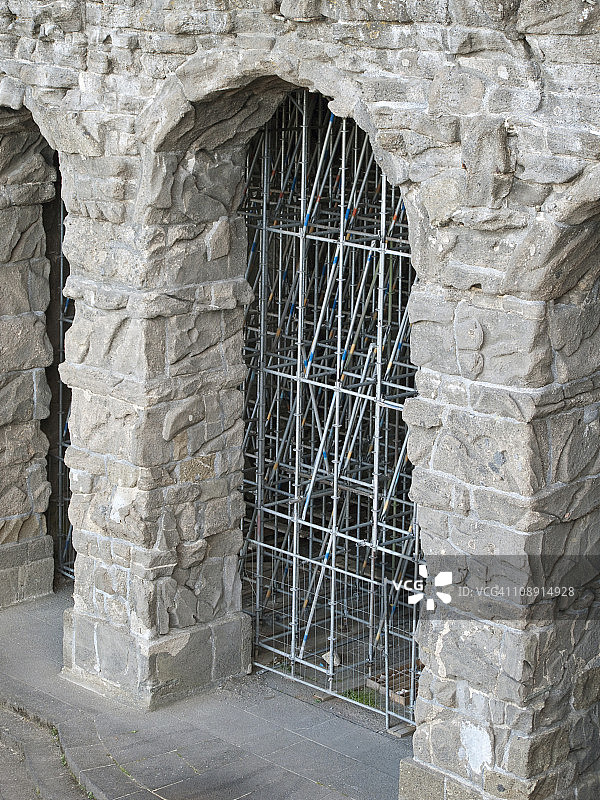 石拱门上的脚手架图片素材