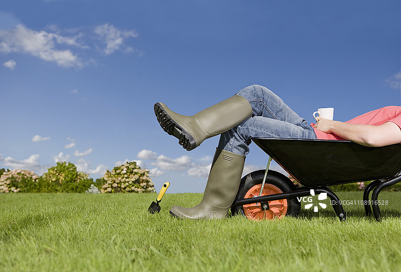 坐在独轮车里的男人图片素材