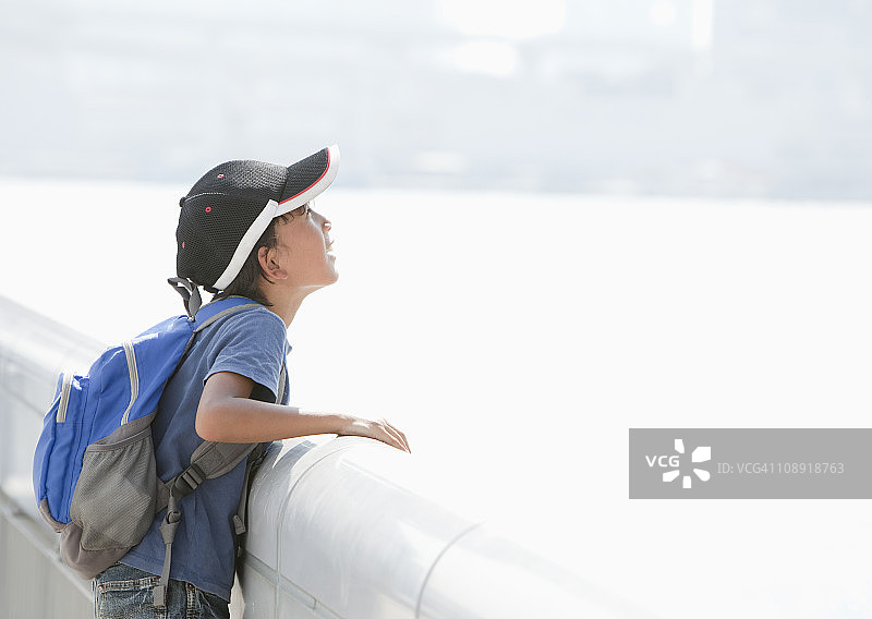 男孩抬头向上看图片素材