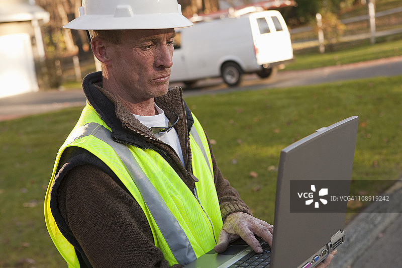 使用笔记本电脑的电缆安装工图片素材