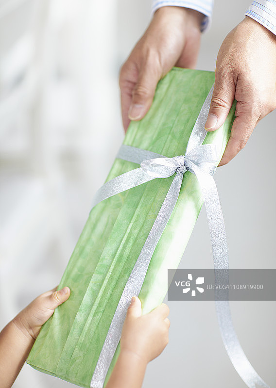 双手赠送礼物的特写图片素材