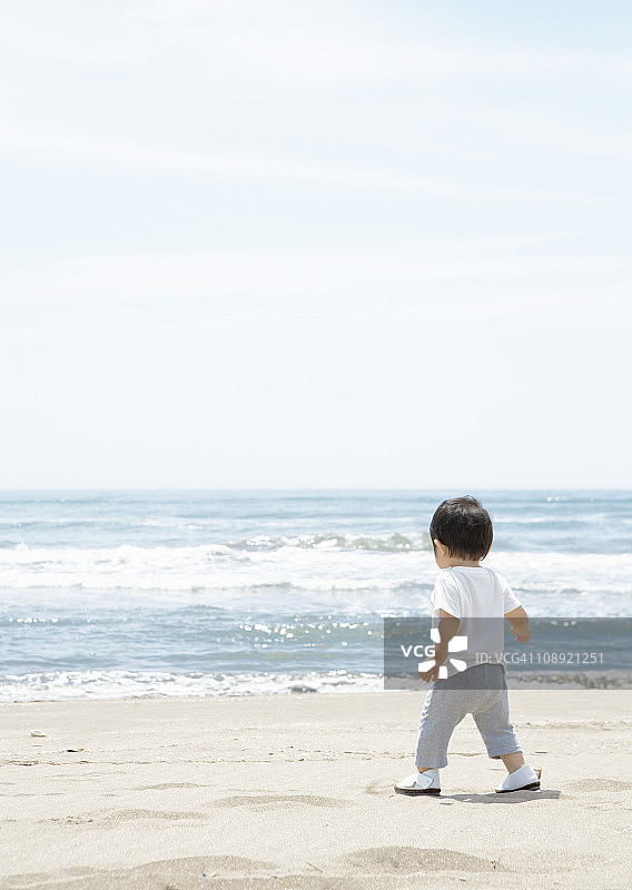 海滩上的男孩图片素材