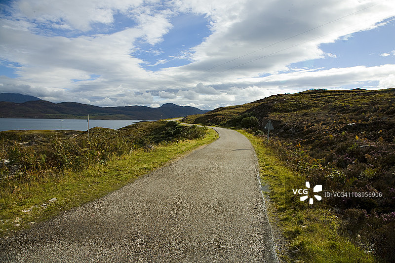 穿行而过的道路图片素材