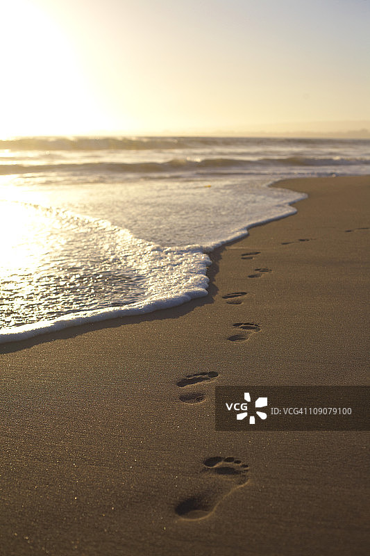 日落沙滩上的脚印图片素材